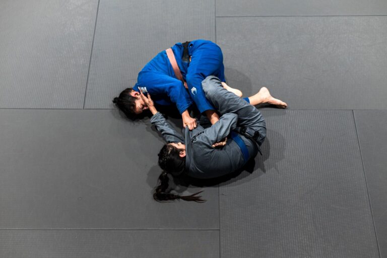 Overhead view of two athletes practicing Brazilian Jiu-Jitsu in a Buenos Aires dojo.
