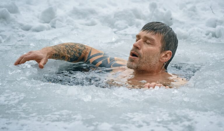 Homem Nadando Em Agua Congelada 0fN21zv8yYo