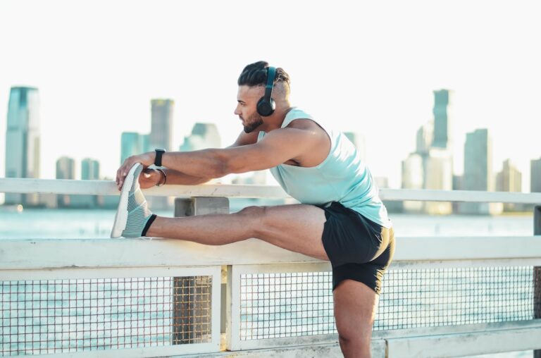 Homem De Regata Branca E Shorts Pretos Fazendo Flexao Durante O Dia DZW IiWXFek